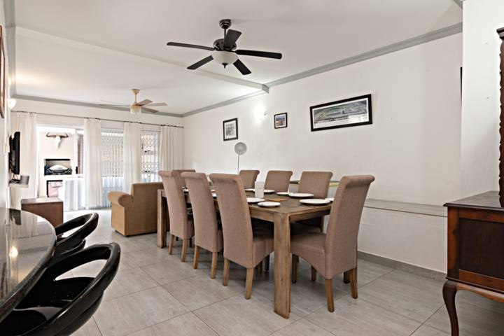 Waikiki D3 Dining room